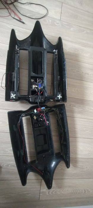 Корпус за лодка за захранка -катамаран