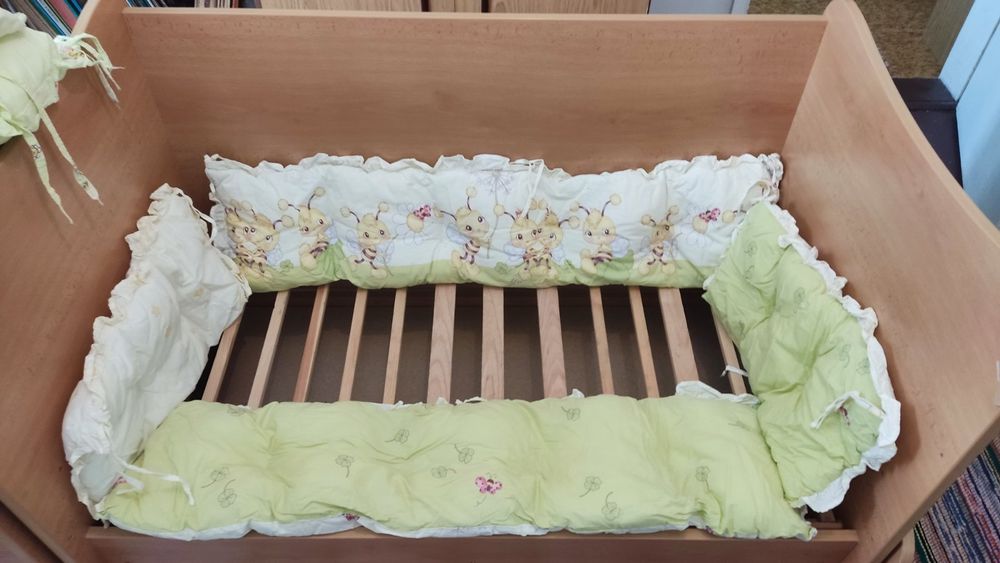 Зелено бели обиколници с пчели за бебешка кошара 110-120/60см.