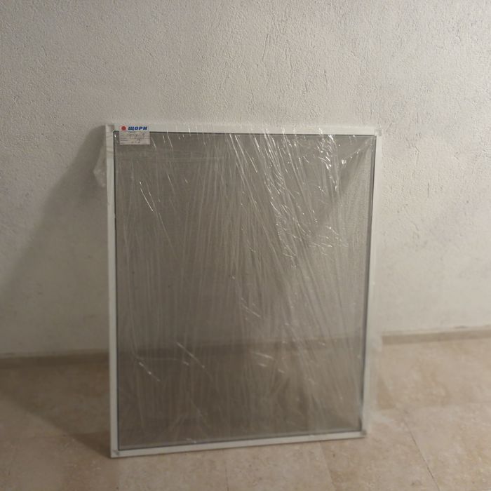 Комарник цвят бял