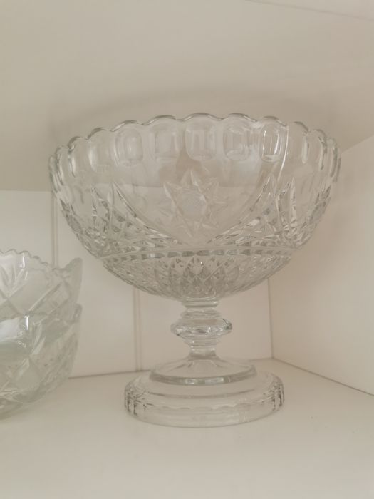 Посуда, сервис на 12 персон.