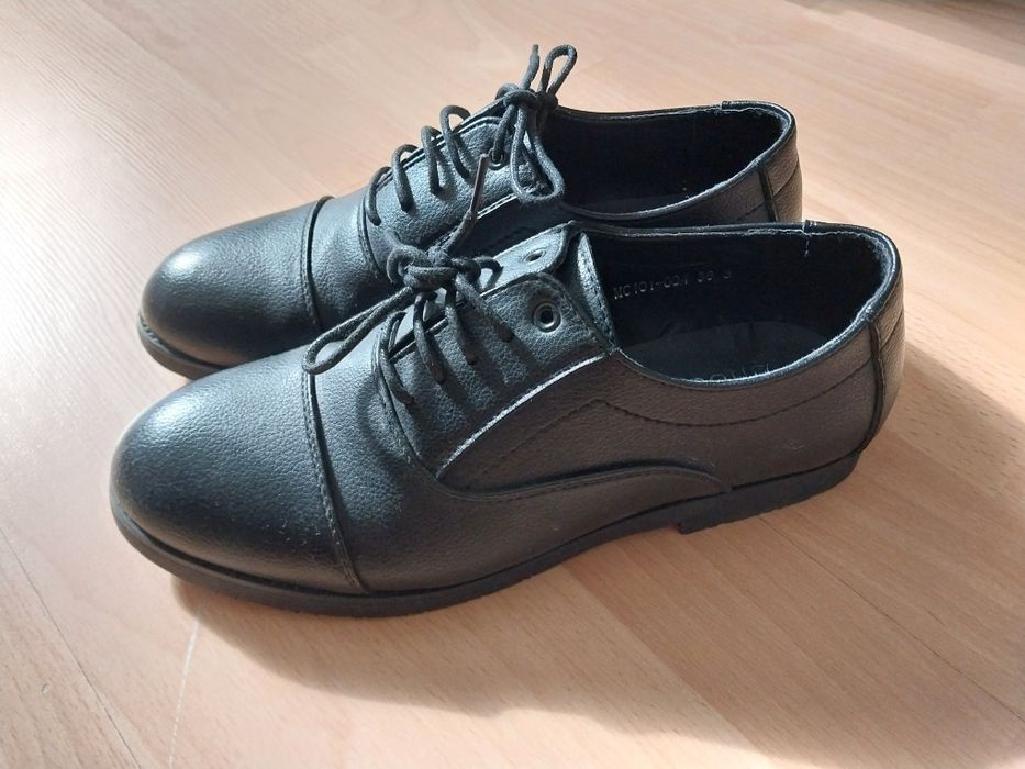 Продам туфли для мальчика 38 размер