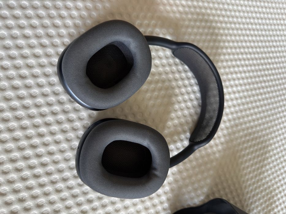 Apple AirPod Max in midnight