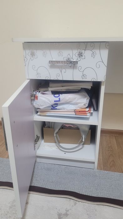 Продам стол белый