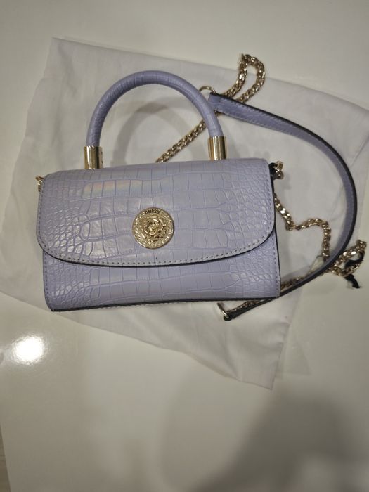 Дамска чанта в бледо лилаво Guess