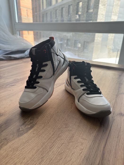 Новые кроссовки.32 размера универсальные