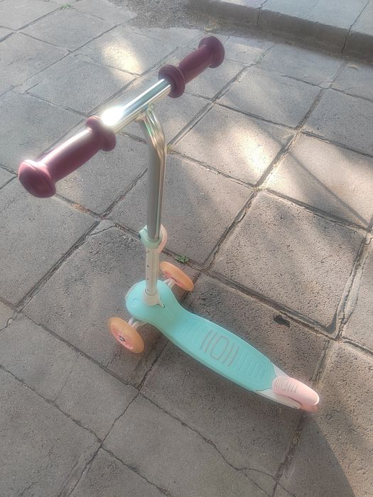 Детска тротинетка със светещи колела