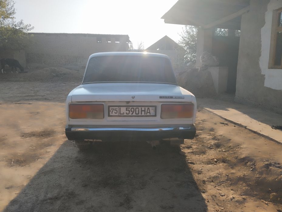 Lada 2107 sotiladi