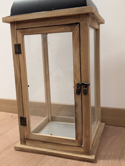 Felinar din lemn 22x22x47.     8 buc