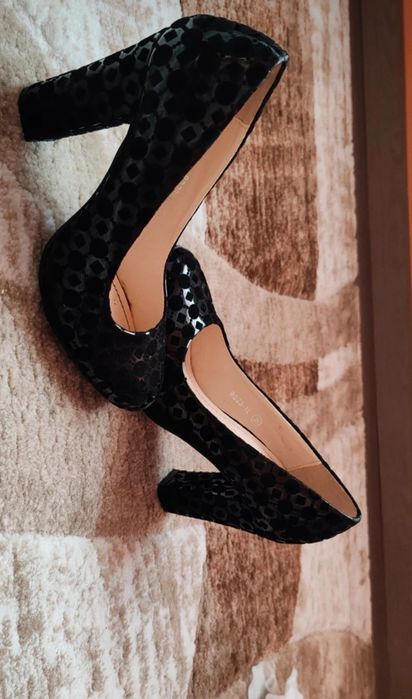 Vând pantofi cu toc