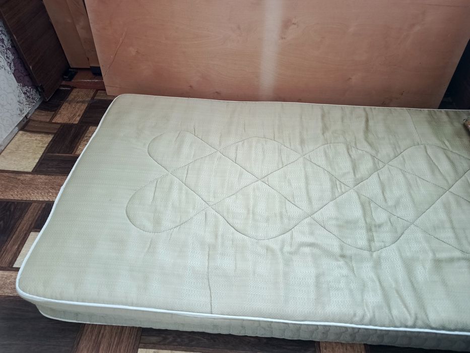 Кроват сотилади  матраси билан