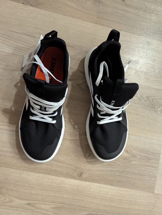 Продам кроссовки Adidas новые