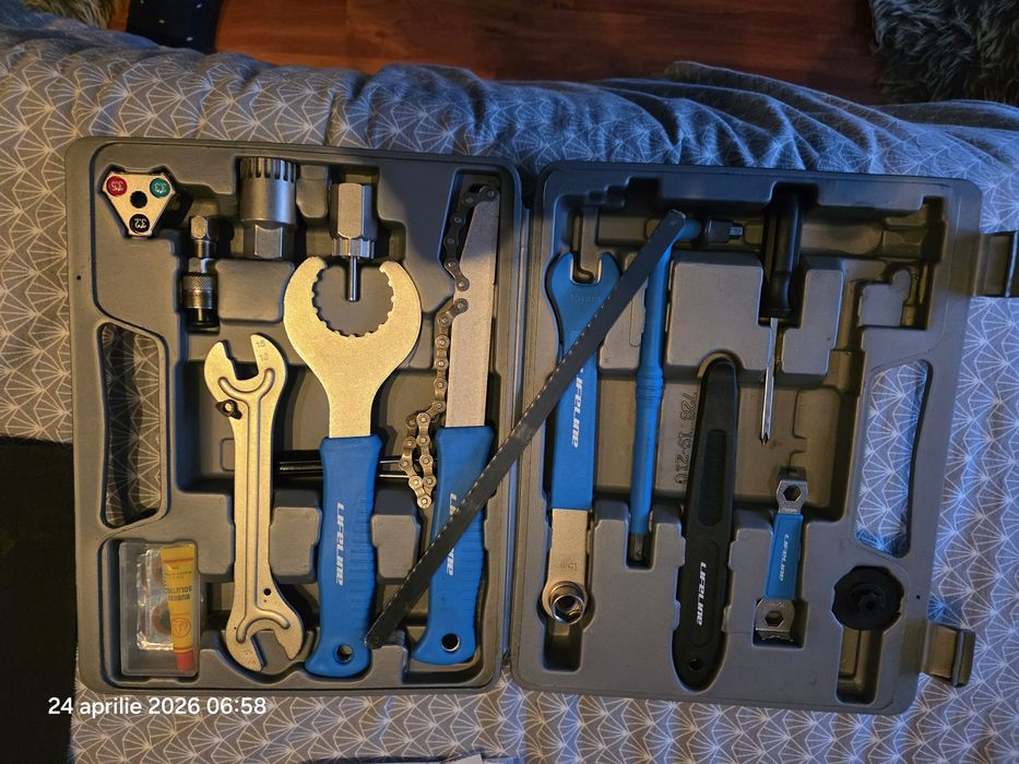 Vand trusa cu scule pentru biciclete