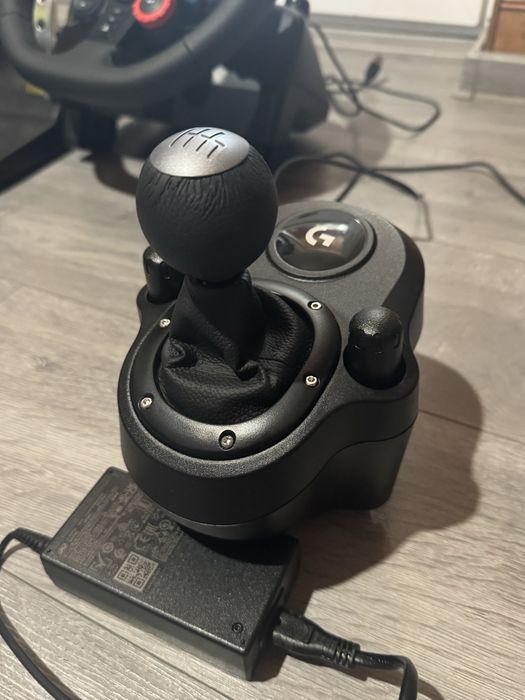 Vand Volan Logitech g29(cu schimbator si pedale)