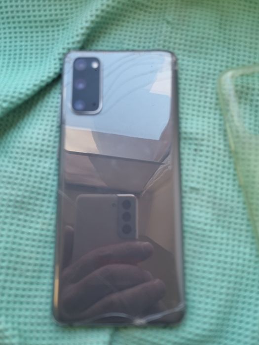 Samsung S20 crăpat