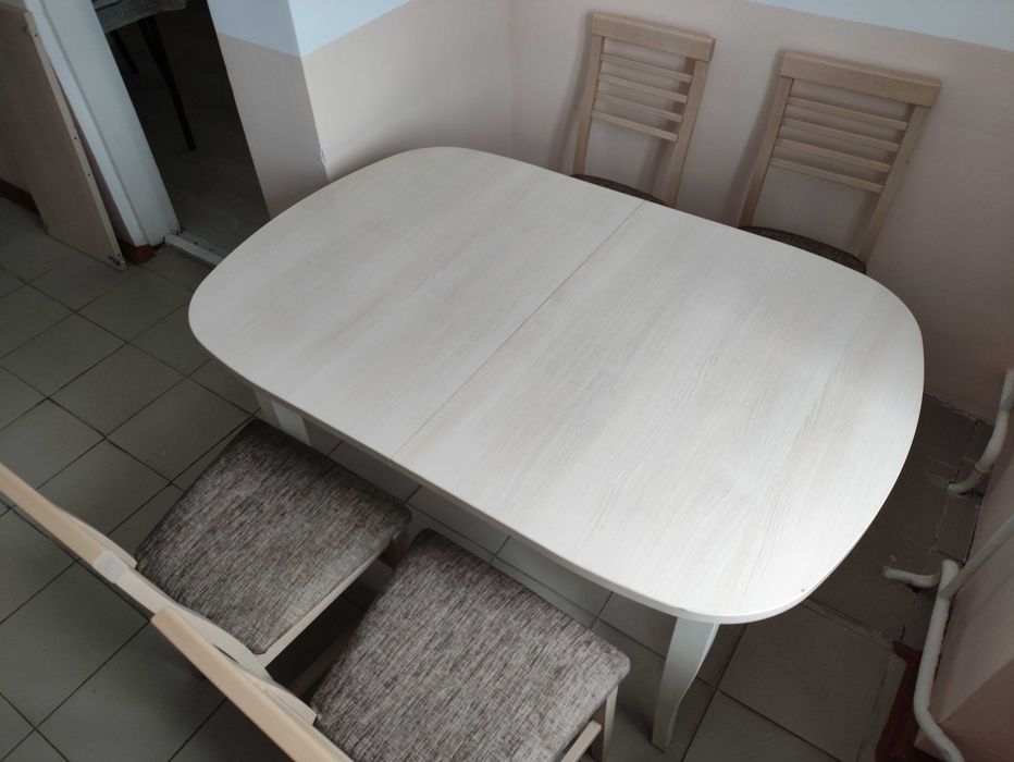 Стол обеденный с 4 стульями