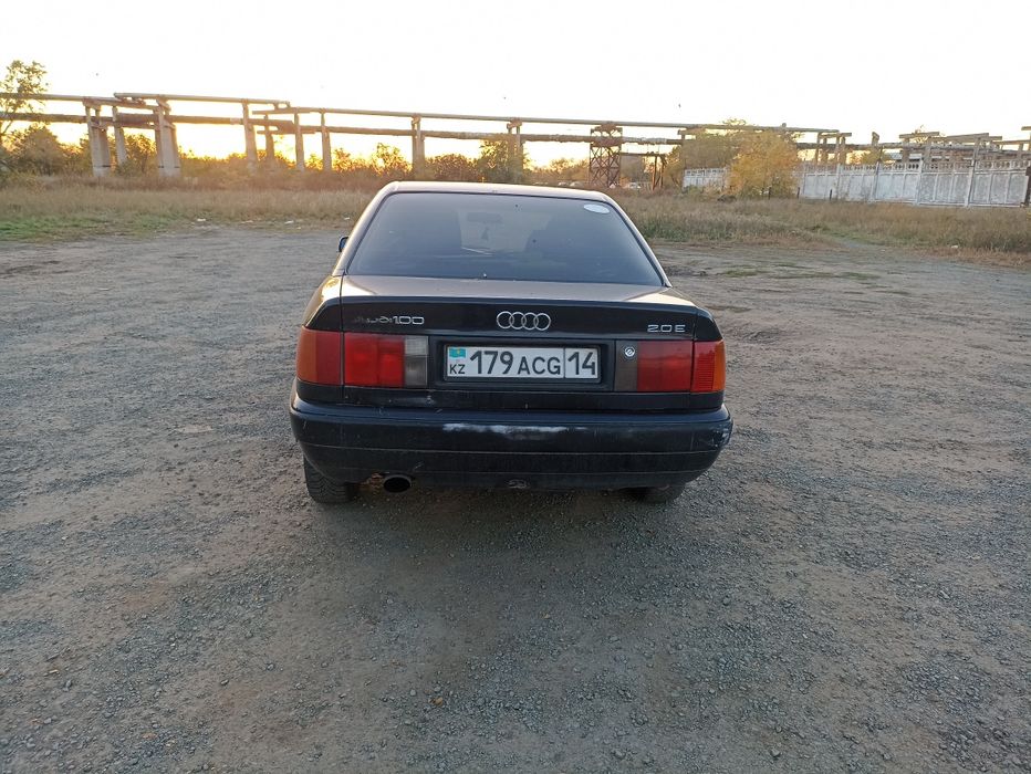 Ауди 100 на ходу.