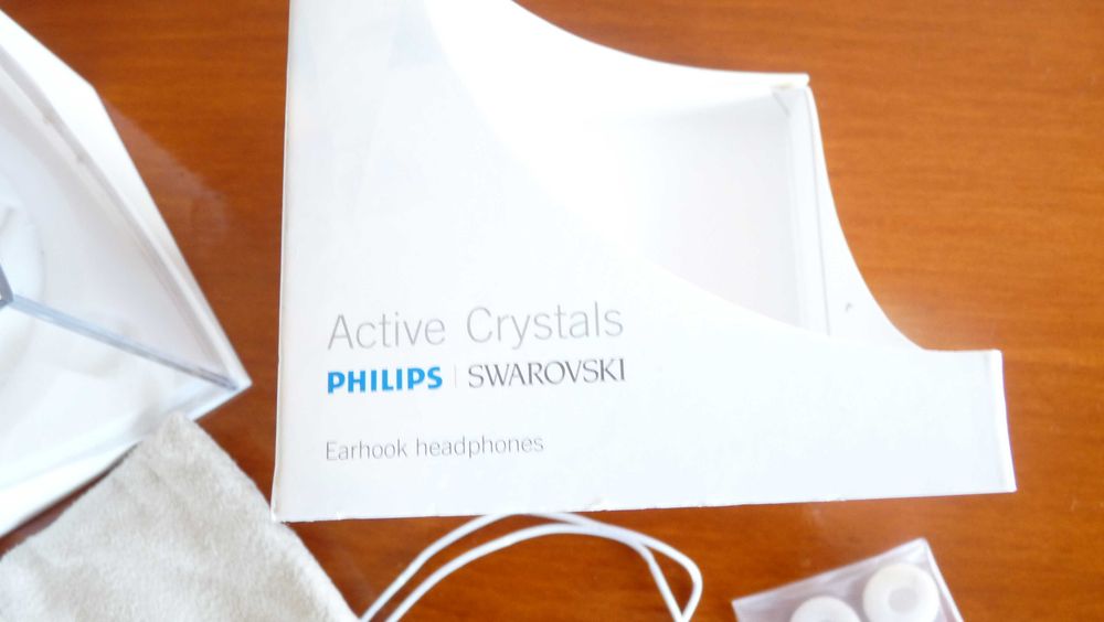 Кабелни слушалки за жени, украсени с камъни SWAROVSKI