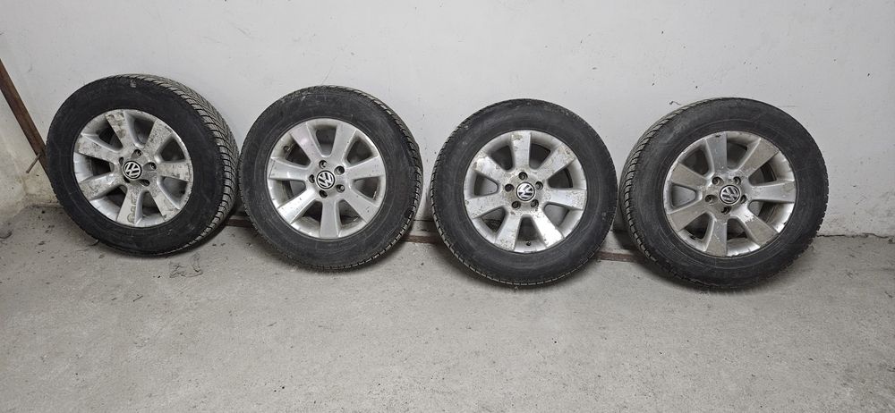 Джанти с зимни  гуми 215 65 16 vw