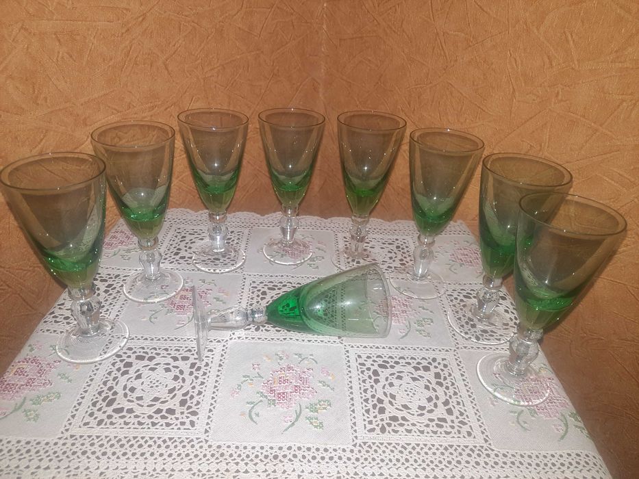 Красивые рюмки на изящной ножке  - 9 шт. цветное,  изумрудное стекло
