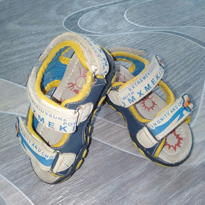 Продам сандалики 20р