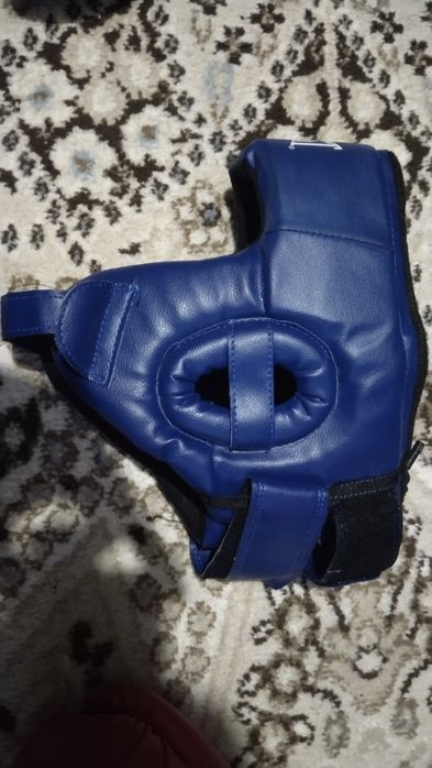 Боксерский шлем и перчатки
