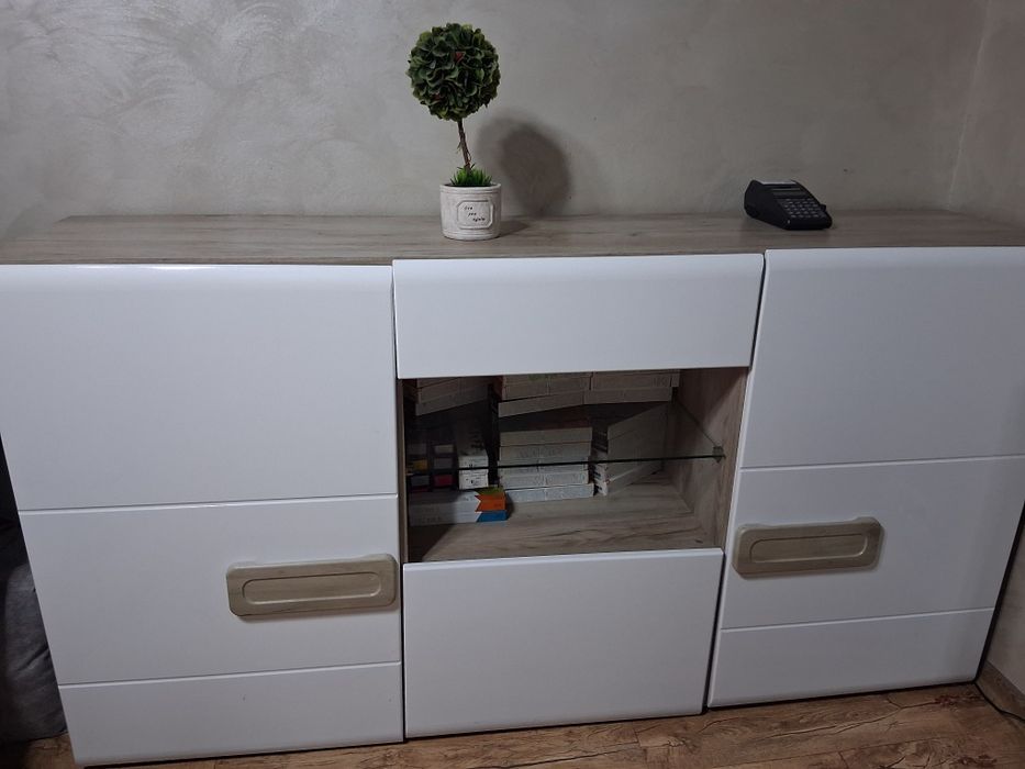 Comoda cu uși și vitrina