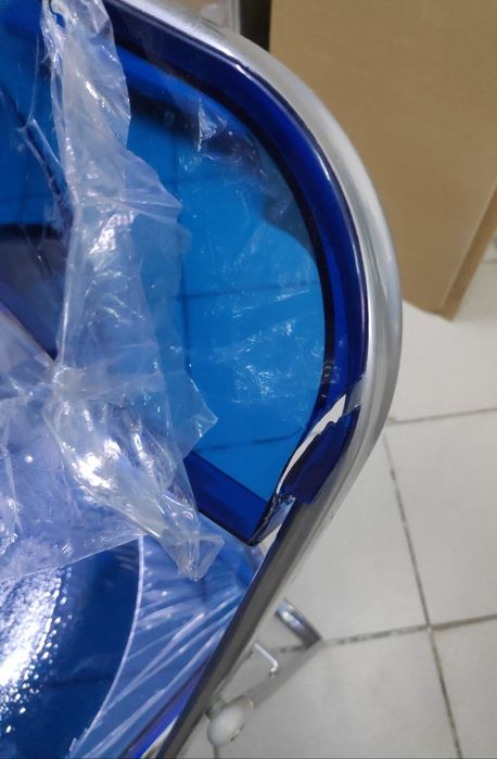 Продаем стулья 1 оранжевый и 5 синих