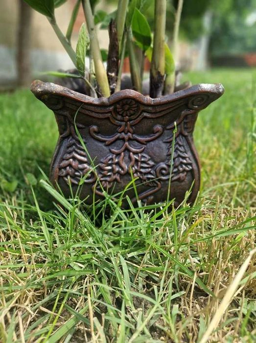 Jardiniera din fonta