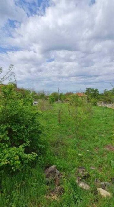 Продавам дворно място в с.Аврен - 700 кв.