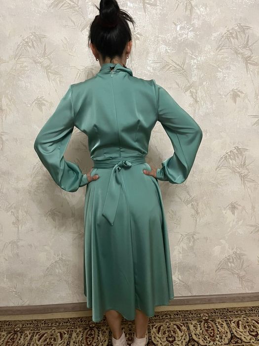 Продам атласовое платье