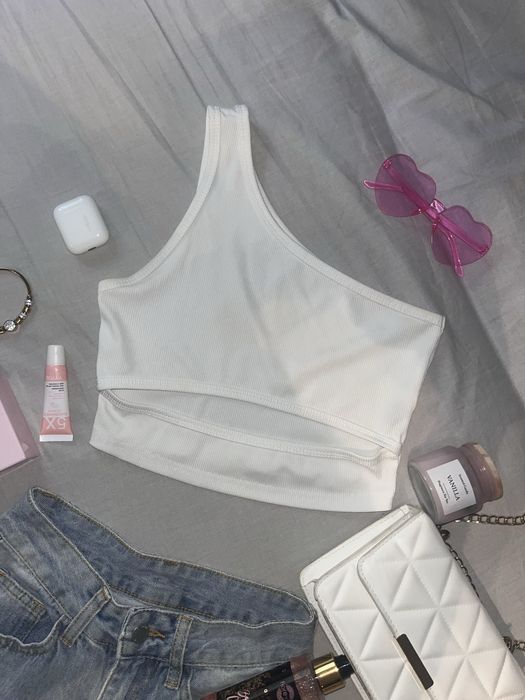 Top alb asimetric decupat