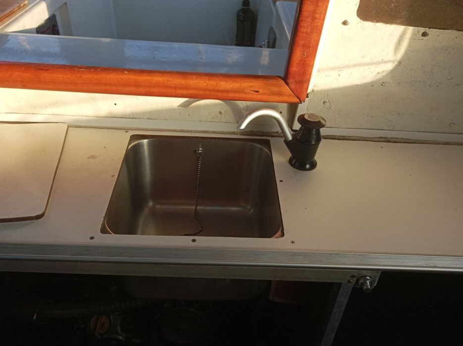 Продавам ветроходна лодка