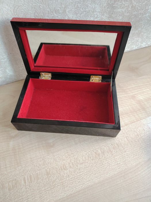Срочно продам шкатулку.