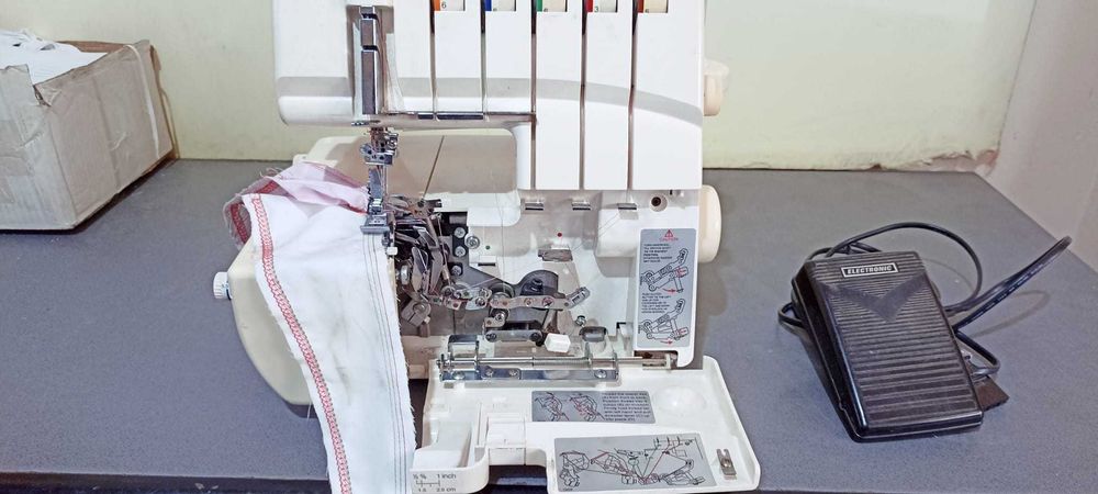 Masina de surfilat/Uberdeck Singer 14T957DC