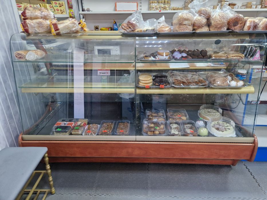 Продаётся кондитерская витрина