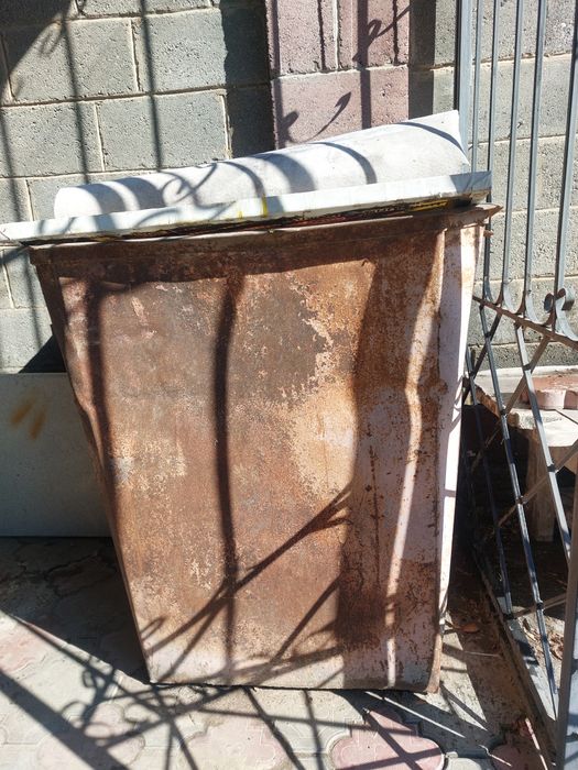 Мусорный бак в отличном состоянии