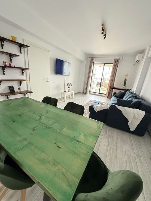 Masă living + 6 scaune catifea verde – stare foarte bună