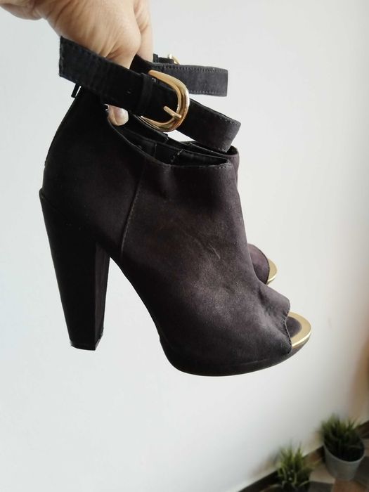 Încălțăminte de damă aproape noi