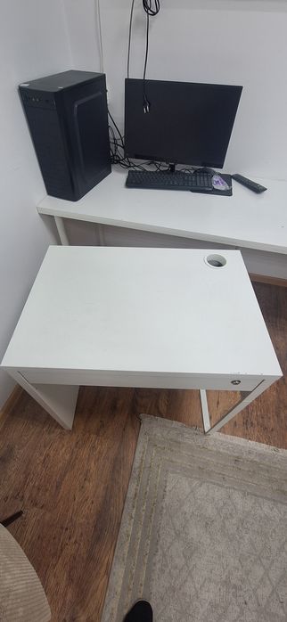 Продам столы  белые