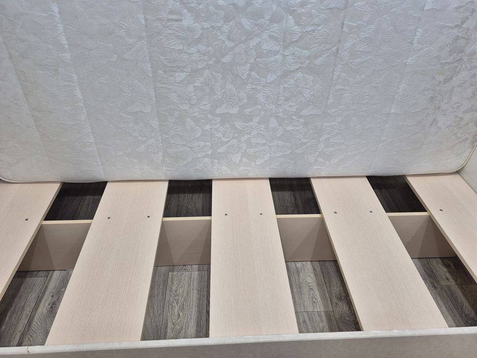 Продам  кровать с матрасом 1м×2