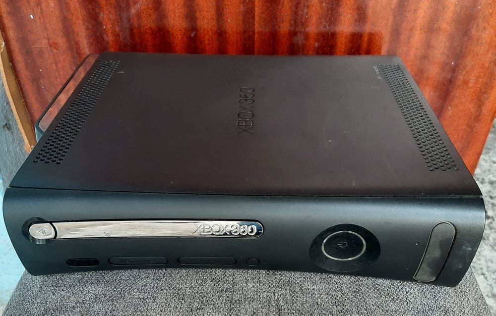 Vând Xbox 360  complet limited Edition  stare bun