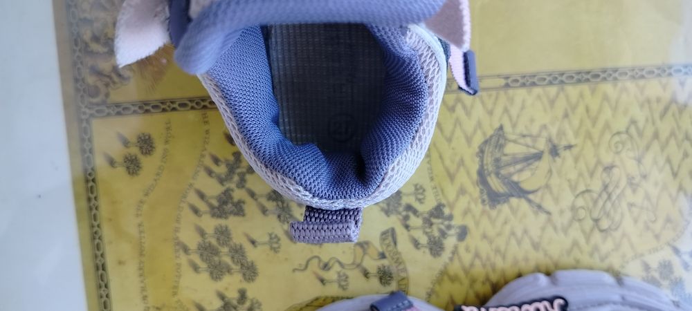 Продам кроссовки на девочку 27 р