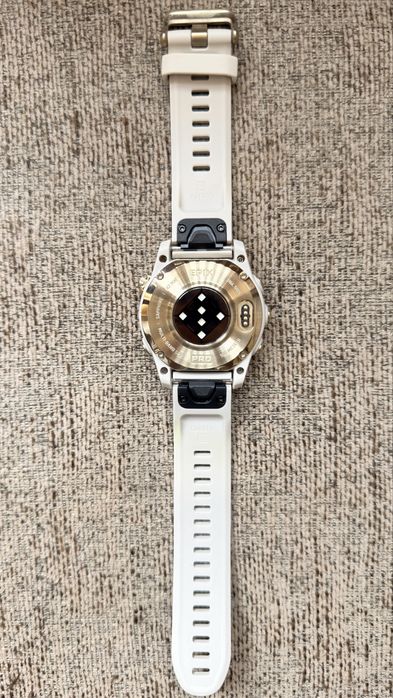 Garmin epix Pro (Gen 2) Sapphire Edition, 42 мм, Soft Gold.