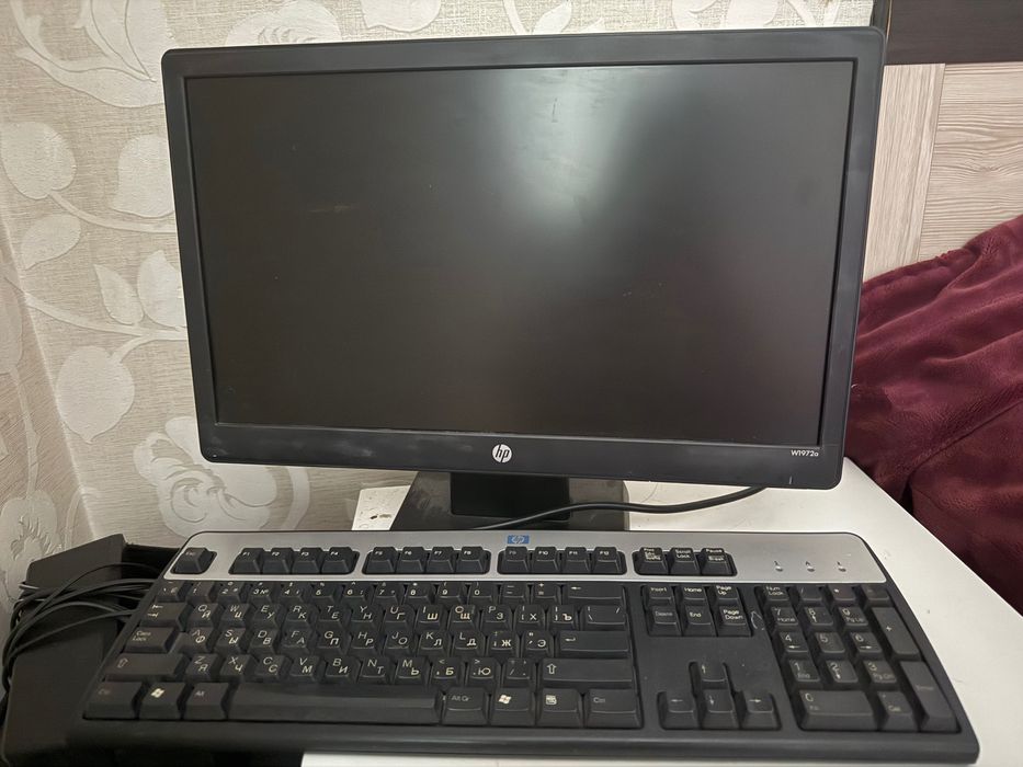 Компьютеры, колонка, клавиатура