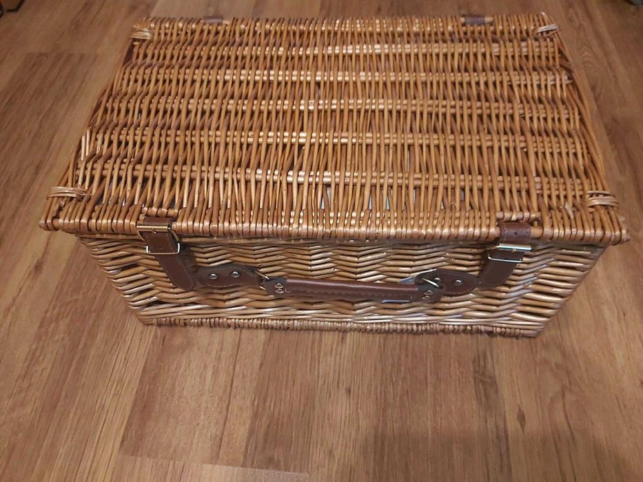 Coș picnic 4 persoane, din răchită, frigo, cu veselă, tacamuri, pătură