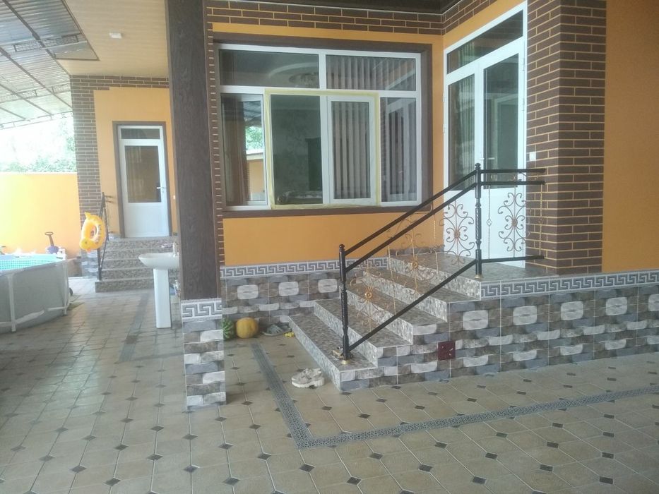 8 сотихлик ховли уй сотилади жихозлар Билан.