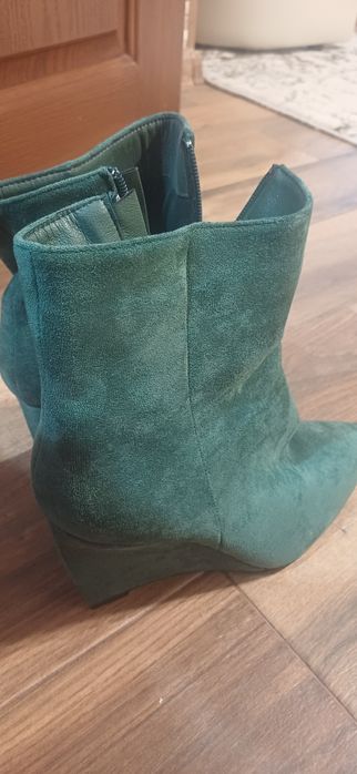 Дамски боти велурени , чисто нови.