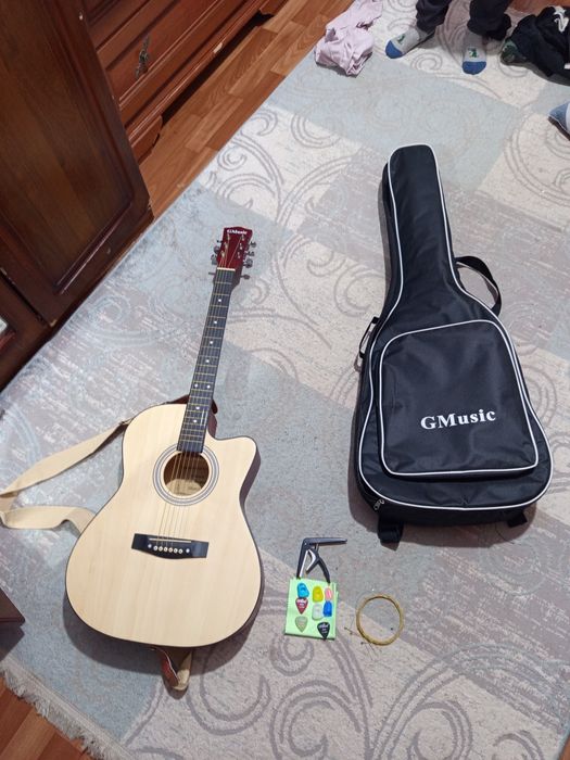 Гитара с аксессуарами