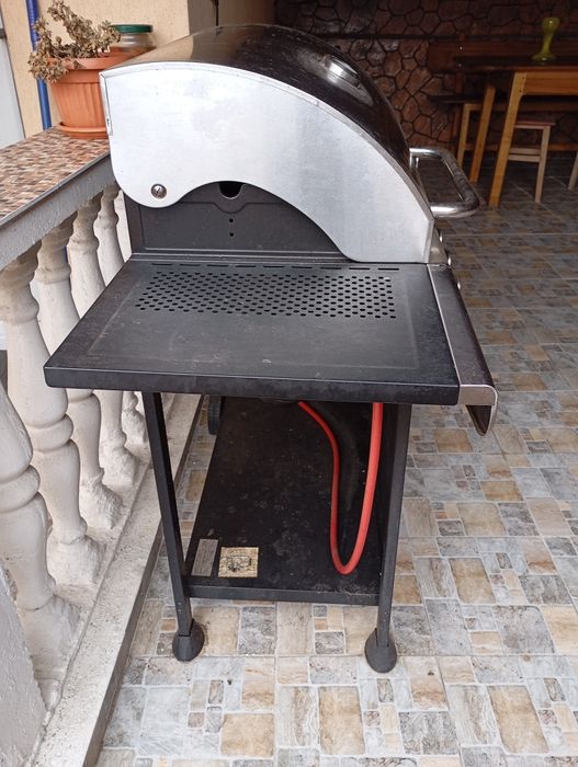 Grătar pe gaz cu suprafața de gătit