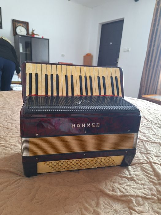 Vand acordeon Hohner in sita 80 de basi, adus recent din germania